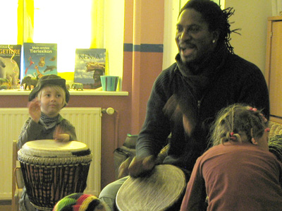 Themenfasching &bdquo;Afrika&ldquo; mit Djembenspieler Tonton